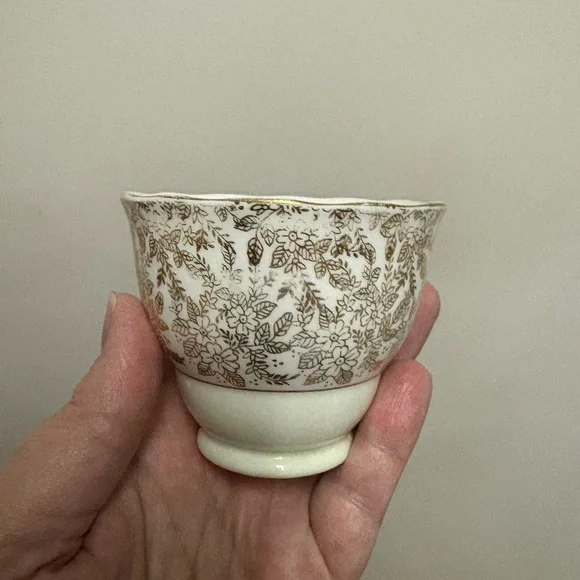 Elegant Colclough China Tea Set for 4 (8 pieces) - Picture 3 of 14